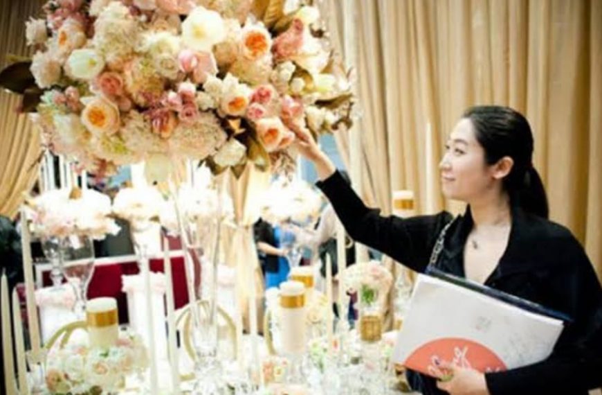 How To Become a Wedding Planner